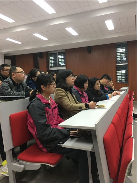 学生家长认真听讲.jpg