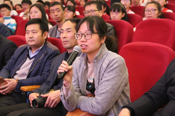 14.评委老师点评并现场提问参赛选手.jpg