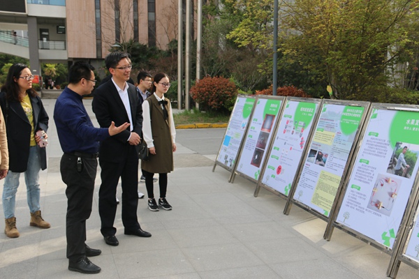 1.事校长崔陪同名师工作室专家一起观察学生创新作品戗牌.jpg