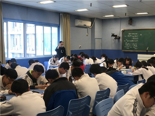 秦咏梅老师上课中.jpg