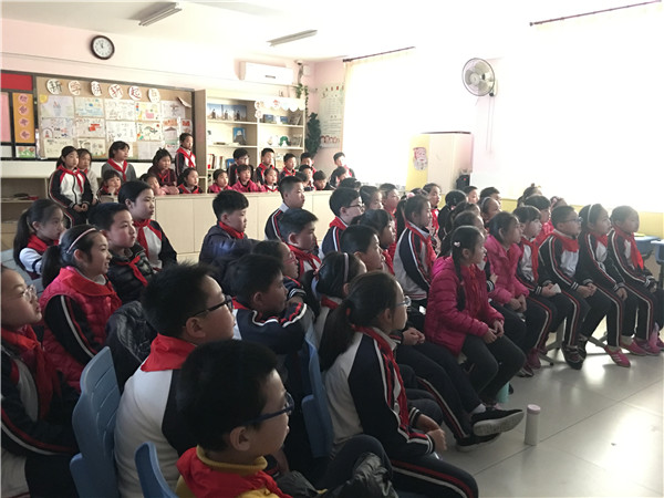 3 学生认真观影.jpg