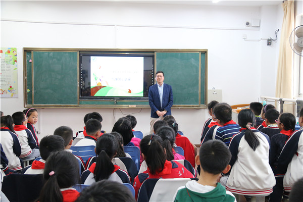 1.邹建新老师在上课.jpg