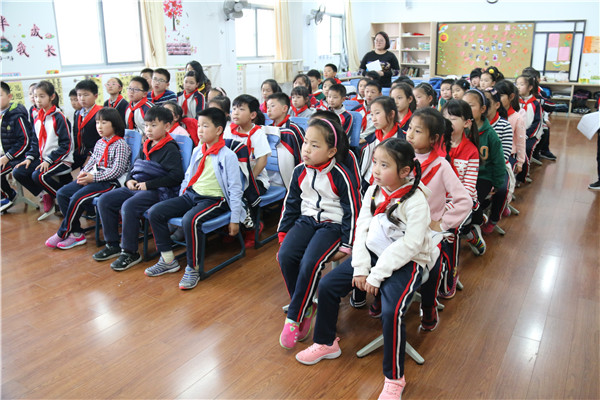 2.孩子们认真听讲.jpg