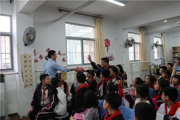 3.师生热情互动.jpg