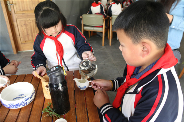 23   我帮你斟茶！.jpg