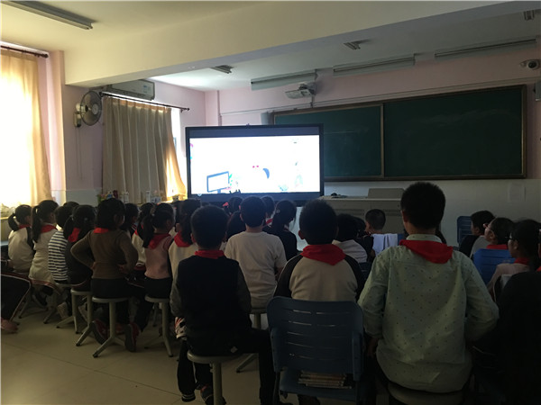 3 学生认真观影.jpg