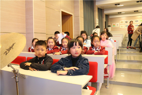 21 学生认真观看.jpg