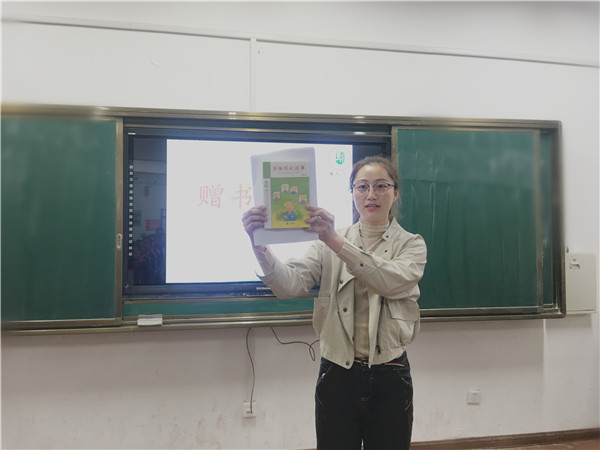 3   二年级语文老师介绍赠书《弗朗兹的故事》.jpg