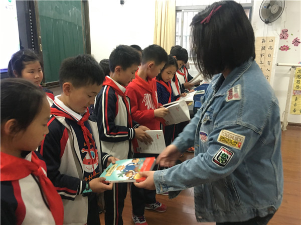 4  老师向学生赠书2.jpg