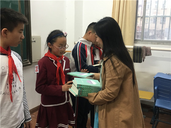 4  老师向学生赠书3.jpg