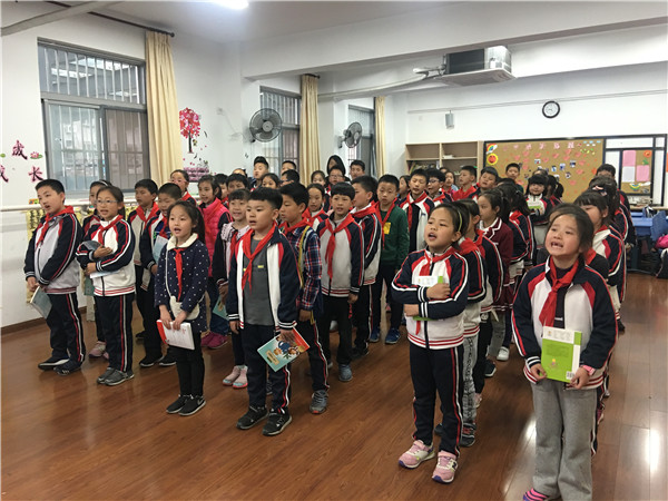 7   师生深情朗诵小诗《没有一艘船能像一本书》.jpg
