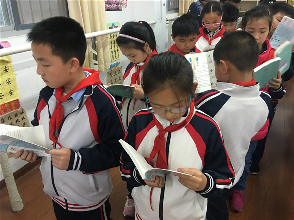 6  学生津津有味地读书.jpg