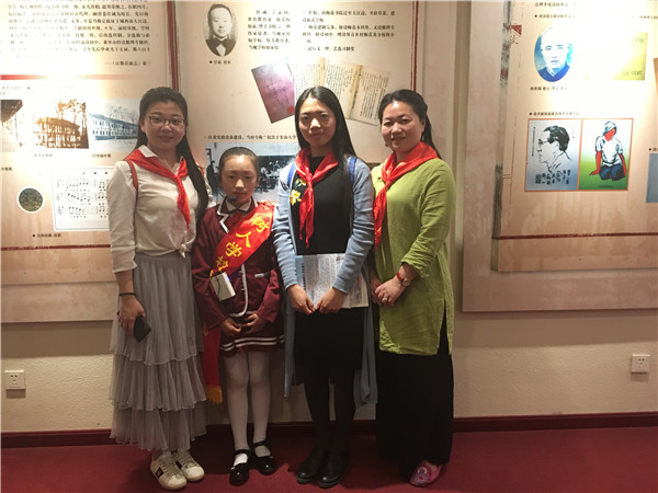 6   小小讲解员与参观嘉宾合影.jpg