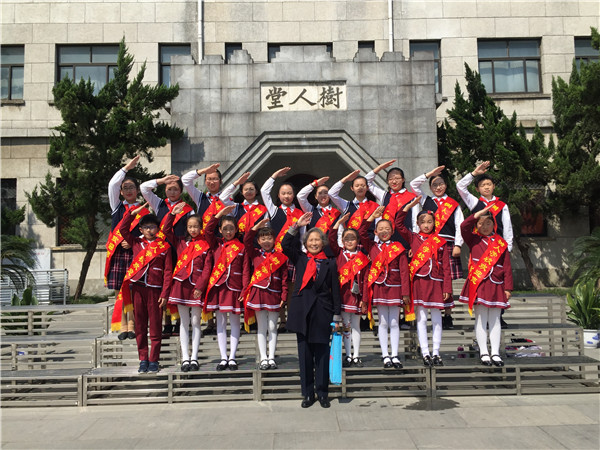 7  小小讲解员与全国优秀少先队辅导员徐国英老师合影.jpg