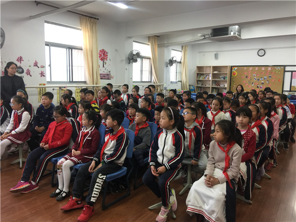 孩子们听得认真.jpg