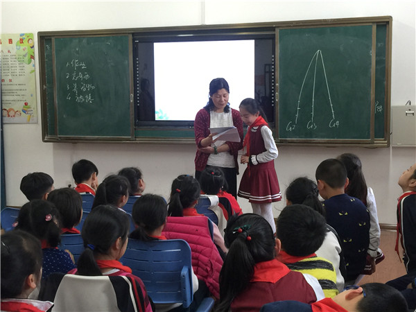 丁老师和孩子一起读故事.jpg