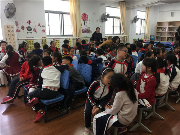 孩子们互相交流.jpg