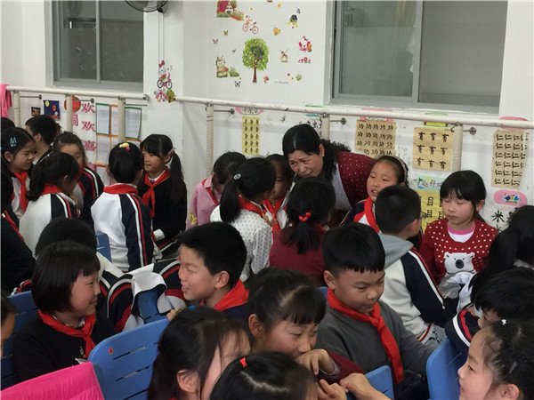 丁老师走近孩子.jpg