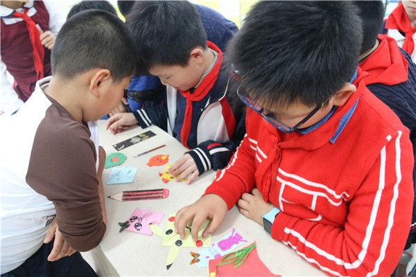 9欣赏同学作品.jpg