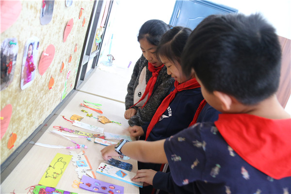 8欣赏同学作品.jpg