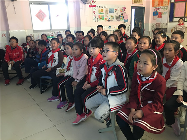 3 学生认真观看影片.jpg