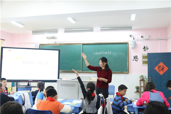 李红艳老师在上课.jpg