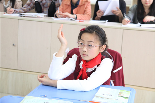 学生积极举手发言.jpg