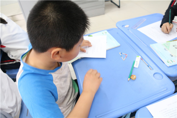 学生在动手操作.jpg