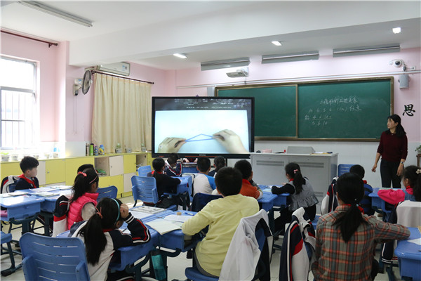 学生在演示操作过程.jpg