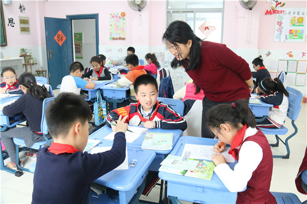 小组交流探讨.jpg