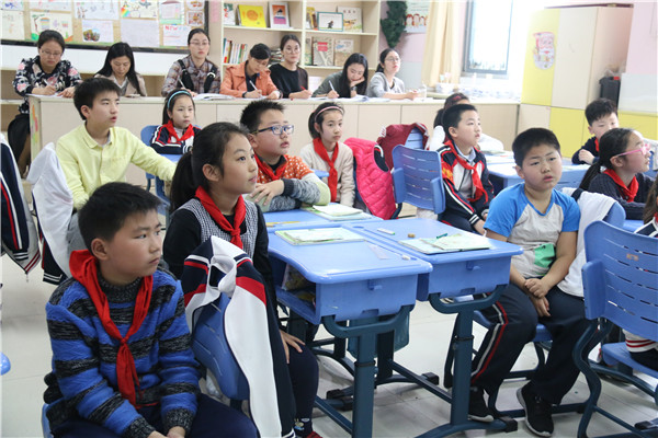 老师们在听课.jpg