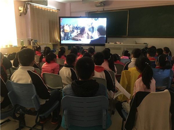 3 学生认真观影.jpg