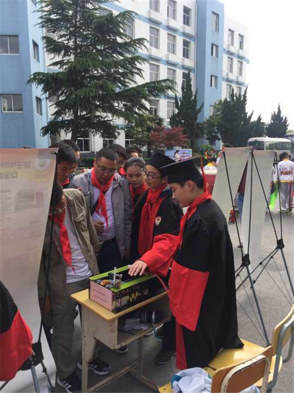 我校科技社团队员向与会辅导员介绍科技作品1_副本.jpg