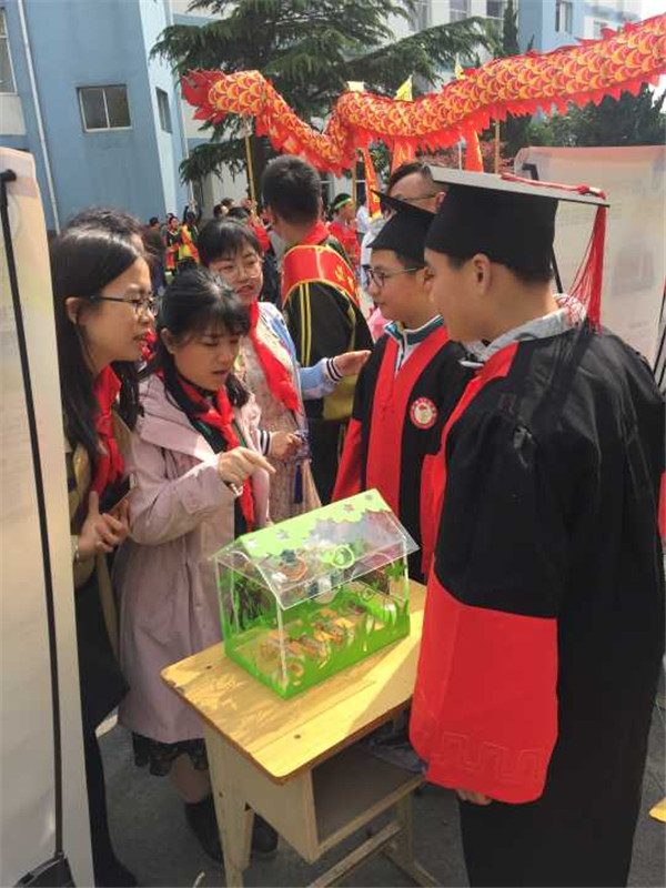 我校科技社团队员向与会辅导员介绍科技作品2_副本.jpg