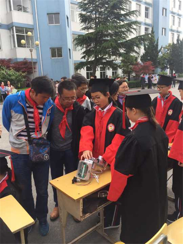 我校科技社团队员向与会辅导员介绍科技作品3_副本.jpg