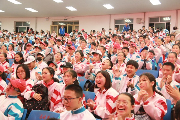 台下孩子为过生日的同学庆生.jpg