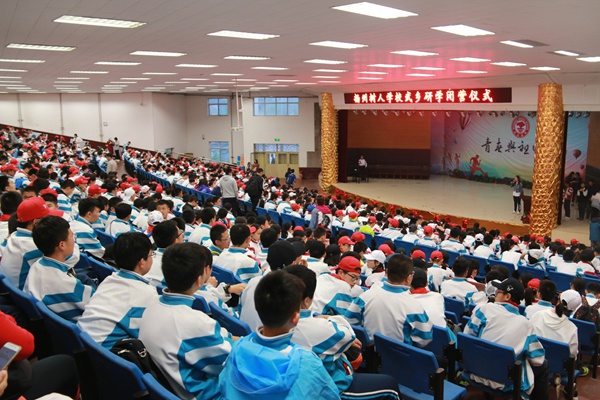 学生们观看闭营仪式表演.jpg