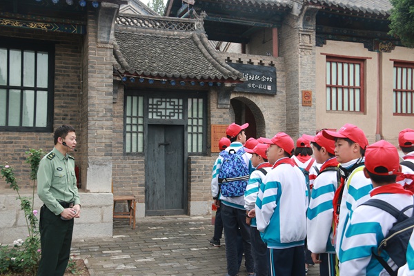 同学们认真聆听.jpg