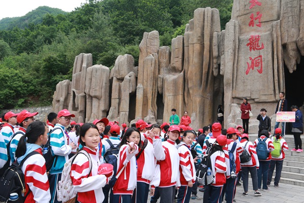 3.在龙洞前有序排队进入.jpg