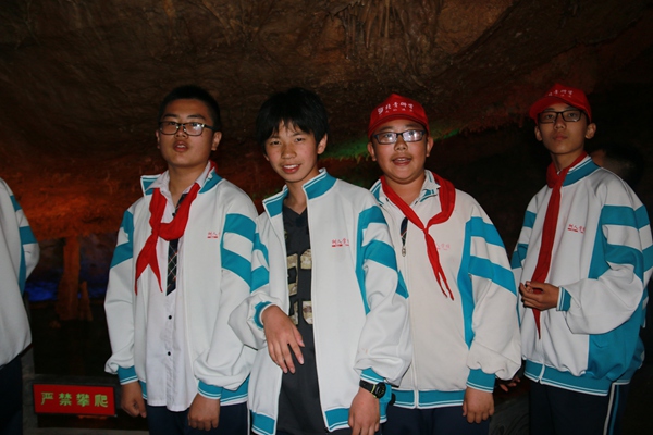 开心地合影2.jpg