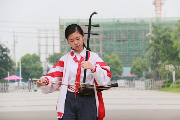 滕爱同学表演二胡曲《战马奔腾》.JPG