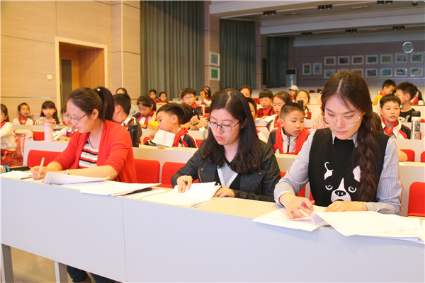 2.评委认真倾听.jpg
