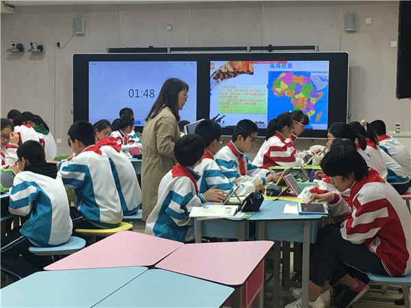 学生做课堂任务.jpg