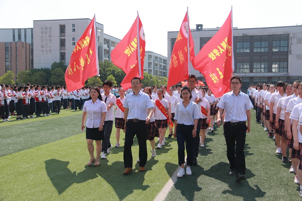 3初三学子自信慢慢地入场2.jpg