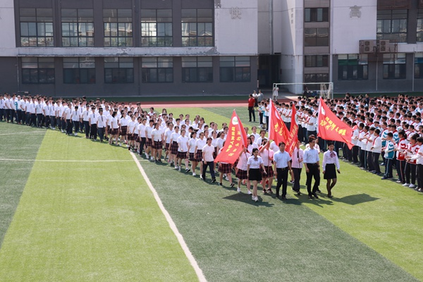 2初三学子自信慢慢地入场1.jpg