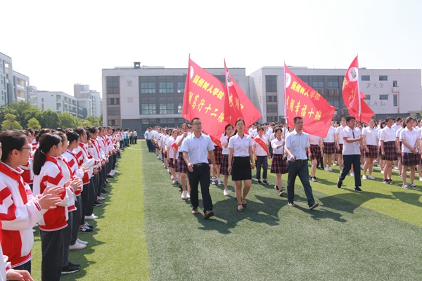 4初三学子自信慢慢地入场3.jpg