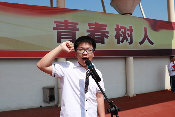 6赵弘毅同学带领初三学生呼号.jpg
