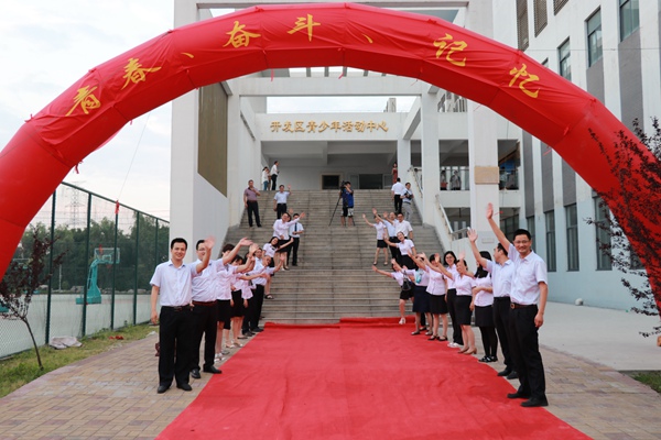 1老师们在台阶个迎候学生和家长.jpg
