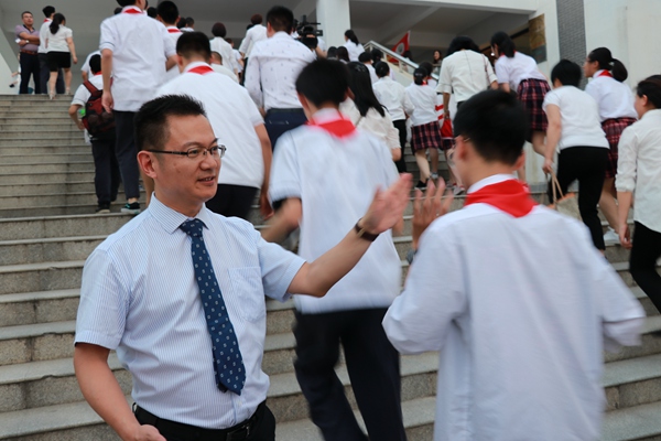 2崔校长和学生们击掌.jpg