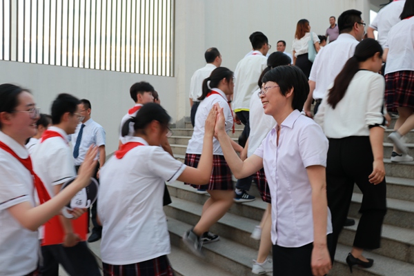 3殷校长和学生们击掌.jpg